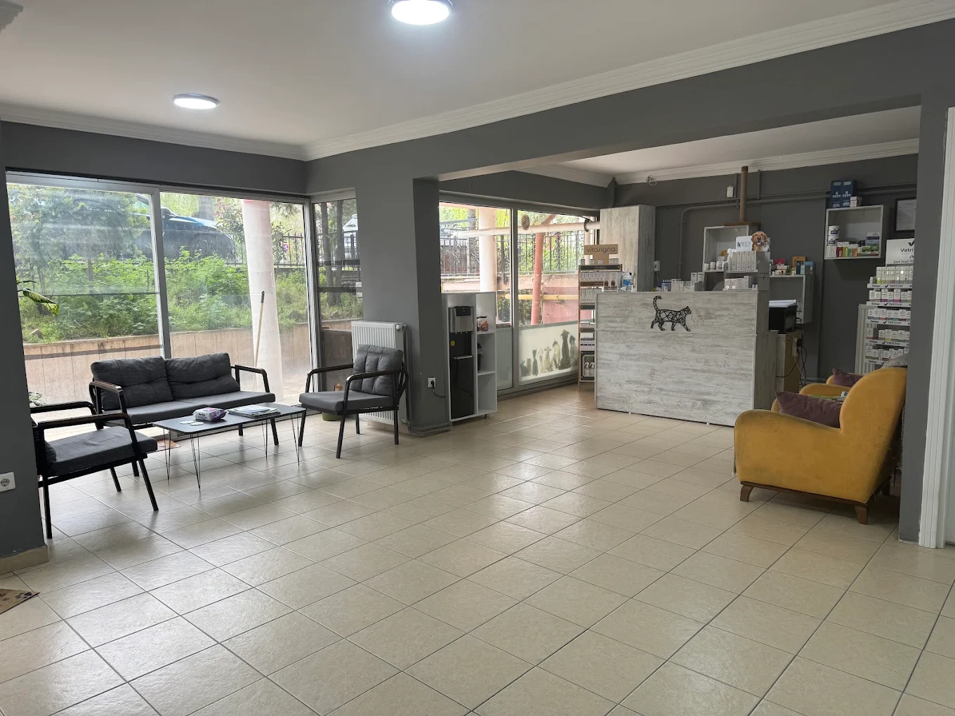Vetpet kliniğinin ferah bekleme salonu, koltuklar ve karşılama bankosu